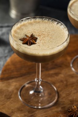 MIlk ve Simple Syrup ile alkolsüz votka Dirty Chai Martini