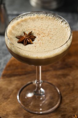 MIlk ve Simple Syrup ile alkolsüz votka Dirty Chai Martini