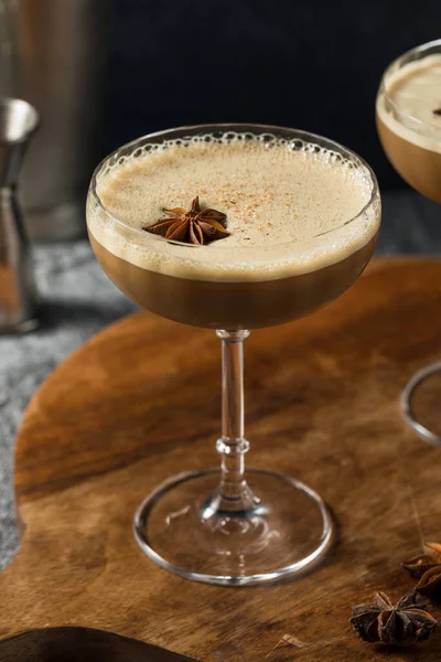 Boozy Vodka Dirty Chai Martini Mit Milk Und Zuckersirup — Stockfoto