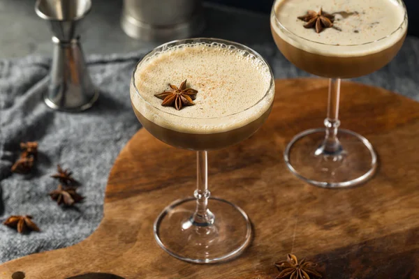 Boozy Vodka Dirty Chai Martini Med Milk Och Simple Syrup — Stockfoto