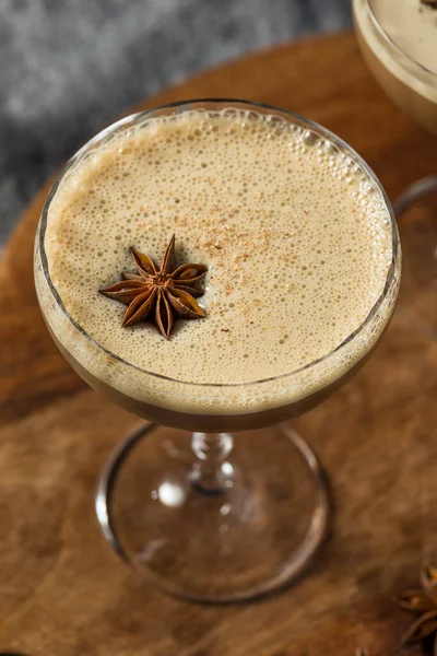 Boozy Vodka Dirty Chai Martini Mit Milk Und Zuckersirup — Stockfoto
