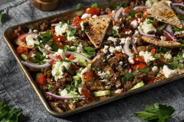 Akdeniz ev yapımı Pita Nachos ve kuzu Humus Feta ve salatalıklı