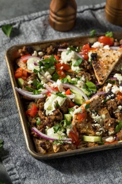 Akdeniz ev yapımı Pita Nachos ve kuzu Humus Feta ve salatalıklı