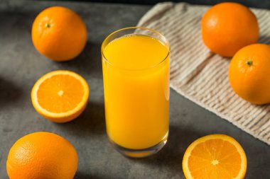 Taze organik sıkılmış portakal suyu bardakta.
