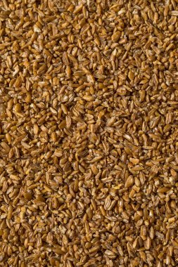 Kase içinde Çiğ Kahverengi Organik Bulgar Buğdayı