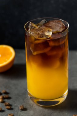 Buzlu soğuk portakal suyu ve kahve.