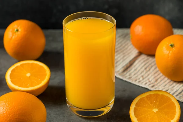 玻璃杯中的有机新鲜橙汁 — 图库照片