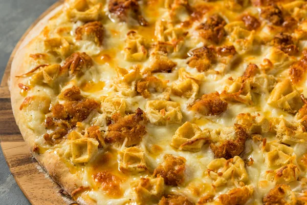 Gourmet Chicken Waffle Pizza Mit Sirup Und Käse — Stockfoto