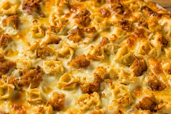 Gourmet Chicken Waffle Pizza Mit Sirup Und Käse — Stockfoto