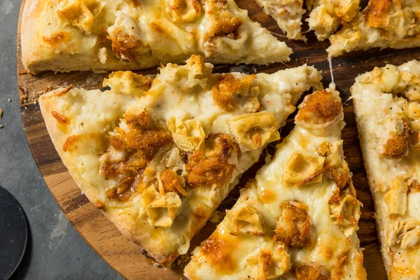 シロップとチーズとグルメチキンとワッフルピザ — ストック写真