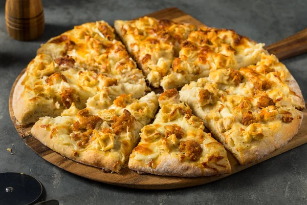 シロップとチーズとグルメチキンとワッフルピザ — ストック写真