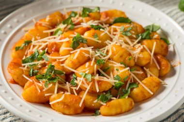 Peynir ve fesleğenli ev yapımı İtalyan Domates Gnocchi Makarnası