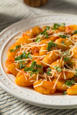 Peynir ve fesleğenli ev yapımı İtalyan Domates Gnocchi Makarnası