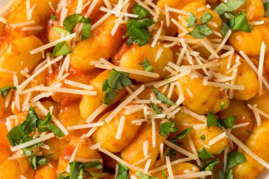 Peynir ve fesleğenli ev yapımı İtalyan Domates Gnocchi Makarnası