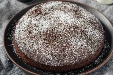 Fırında çikolatalı zeytinyağlı kek ve pudra şekeri.