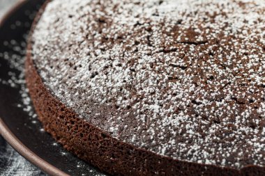 Fırında çikolatalı zeytinyağlı kek ve pudra şekeri.