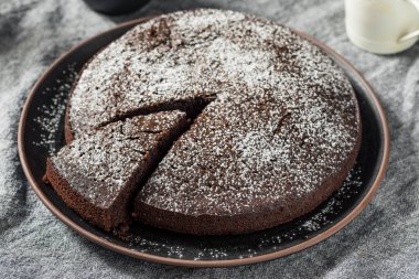 Fırında çikolatalı zeytinyağlı kek ve pudra şekeri.