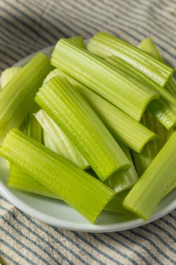 Çiğ Yeşil Organik Kereviz Atıştırmalık Yiyin Çubukları