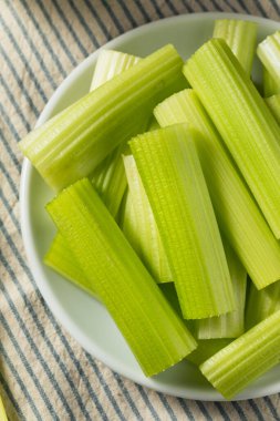 Çiğ Yeşil Organik Kereviz Atıştırmalık Yiyin Çubukları