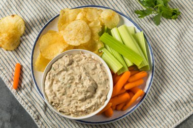 Ev yapımı sağlıklı karamelli soğan. Patates kızartması ve kereviz soslu.