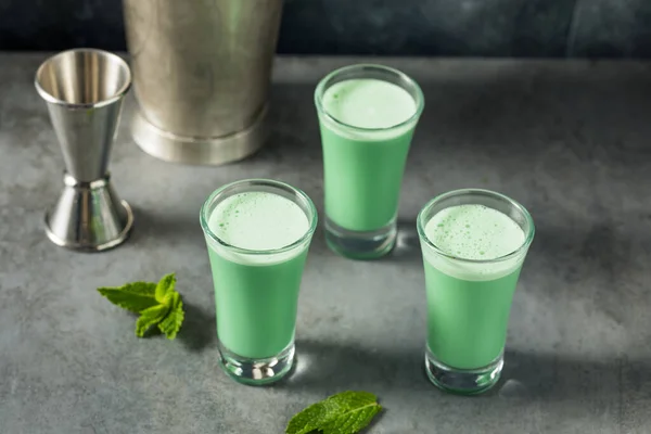Алкогольный Коктейль Cold Grasshopper Shots Ready Drink — стоковое фото