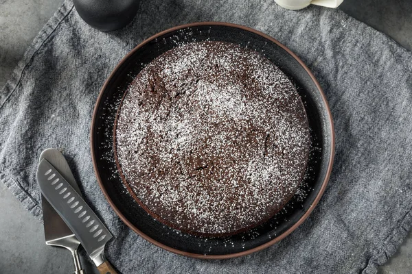 Baked Chocolate Olive Oil Cake Met Poedersuiker — Stockfoto