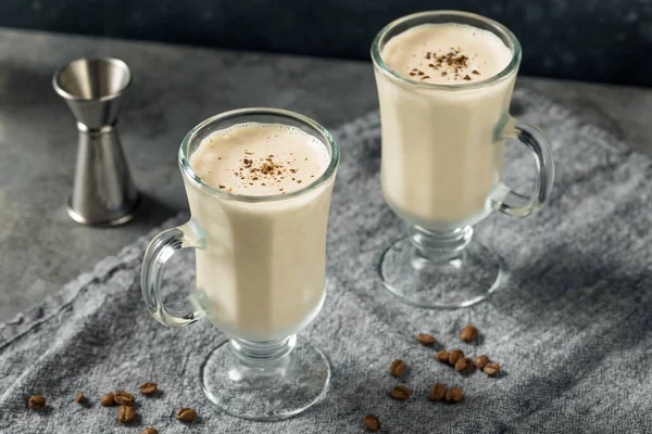 Zamrożone Boozy Irish Coffee Milkshake Whisky Śmietaną — Zdjęcie stockowe