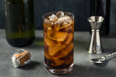 Soğuk, ferahlatıcı, diyet kola ve buzlu şampanya.