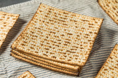 Ev yapımı Yahudi Matzah Düz Ekmek Yemeye Hazır