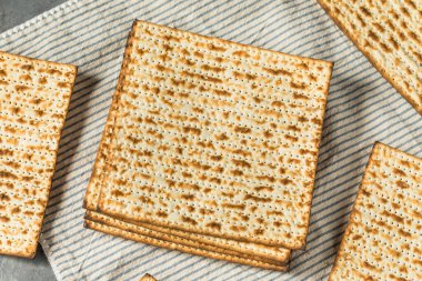 Ev yapımı Yahudi Matzah Düz Ekmek Yemeye Hazır