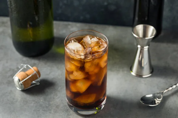 Refrescante Frio Boozy Diet Cola Champanhe Com Gelo Copo — Fotografia de Stock