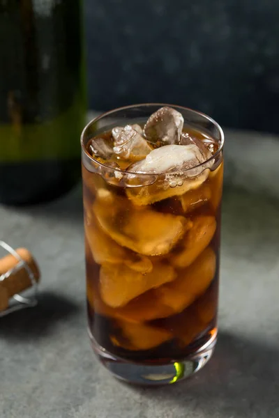 Studená Osvěžující Chlastací Dietní Cola Šampaňské Ledem Sklenici — Stock fotografie