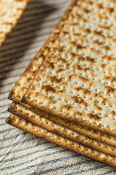 自制的犹太人Matzah面食面包 — 图库照片