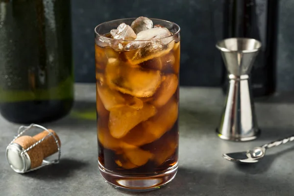 Δροσιστικό Κρύο Bozy Diet Cola Και Σαμπάνια Πάγο Ένα Ποτήρι — Φωτογραφία Αρχείου