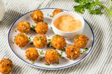 Kızarmış Keçi Peyniri Topları Soslu Aperatif