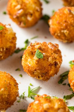 Kızarmış Keçi Peyniri Topları Soslu Aperatif