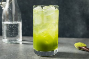 Basit şurupla soğuk kibrit soda kokteyli tazeleniyor