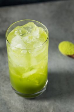 Basit şurupla soğuk kibrit soda kokteyli tazeleniyor