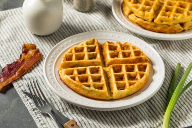 Pastırma ve Scallions ile Kahvaltı İçin Ev Yapımı Savory Waffle