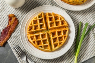 Pastırma ve Scallions ile Kahvaltı İçin Ev Yapımı Savory Waffle