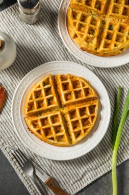 Pastırma ve Scallions ile Kahvaltı İçin Ev Yapımı Savory Waffle