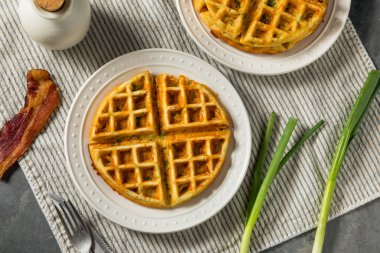Pastırma ve Scallions ile Kahvaltı İçin Ev Yapımı Savory Waffle