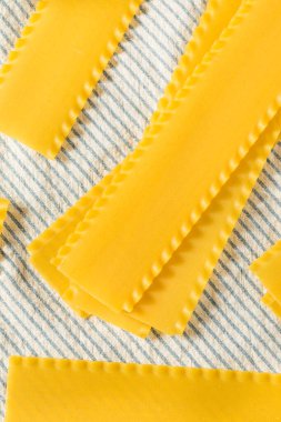 Çiğ Organik Lazanya Erişteleri Pişirmeye Hazır