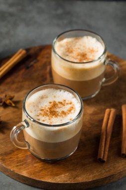 Süt ve Baharatlı Sıcak Chai Latte