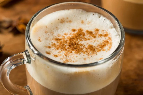 Ciepłe Brudne Chai Latte Mlekiem Przyprawami — Zdjęcie stockowe