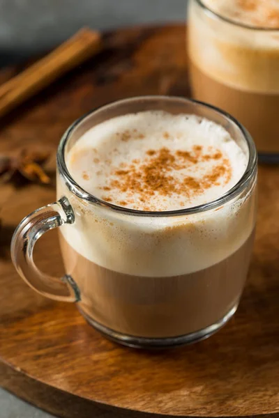 Warm Dirty Chai Latte Mit Milch Und Gewürzen — Stockfoto