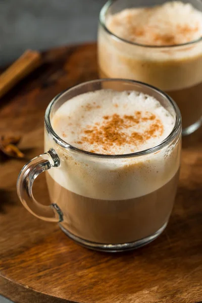 Hangat Chai Latte Kotor Dengan Susu Dan Rempah Rempah — Stok Foto