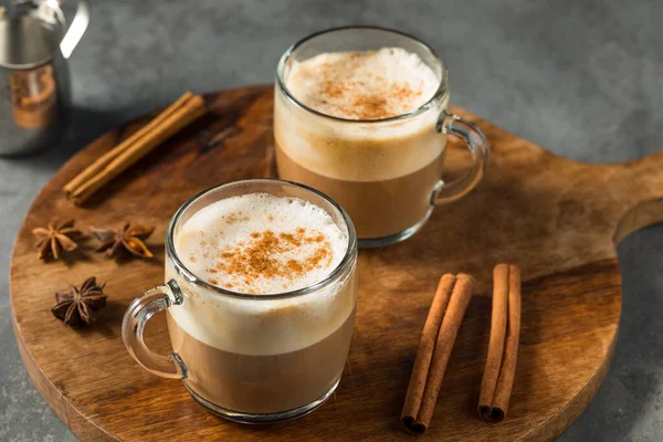 Warm Dirty Chai Latte Mit Milch Und Gewürzen — Stockfoto