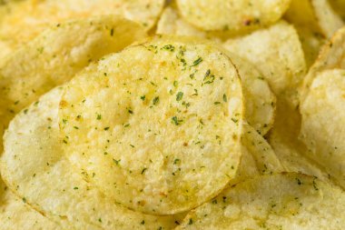 Bir kasede Çıtır Ekşi Krema ve Patates Cipsi