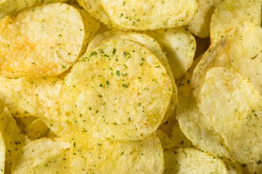 Bir kasede Çıtır Ekşi Krema ve Patates Cipsi